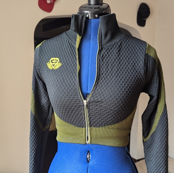 Engineered Life Cropped Black Shape Enhancing Athletic Jacket - Picture 8 of 8